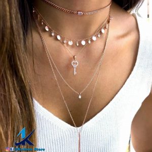 Collar multicapa dorado con llave de corazón