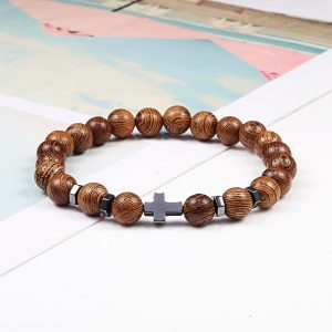 Pulsera de cuentas de madera y cruz negra