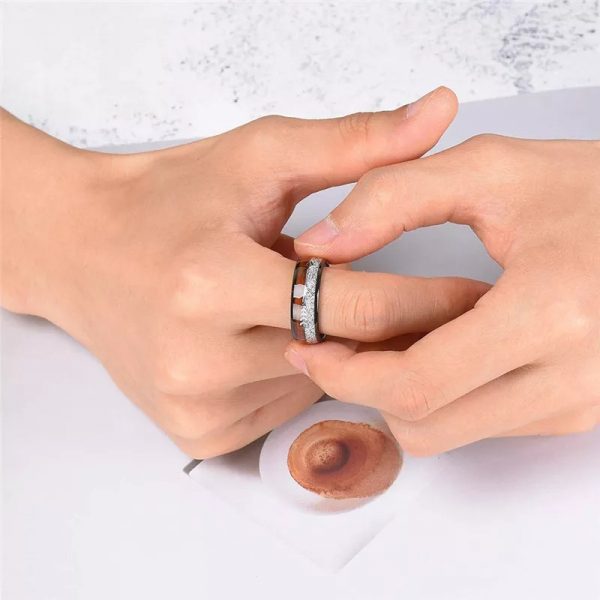 Anillo Inox negro detalles madera y plata